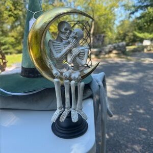 skeleton couple ‘over the moon’ halloween decor